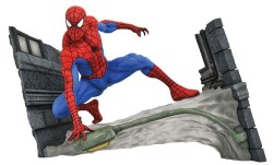 Diamond Select Toys - Diamond Gallery Marvel Spiderman Comic Webbing PVC Diorama